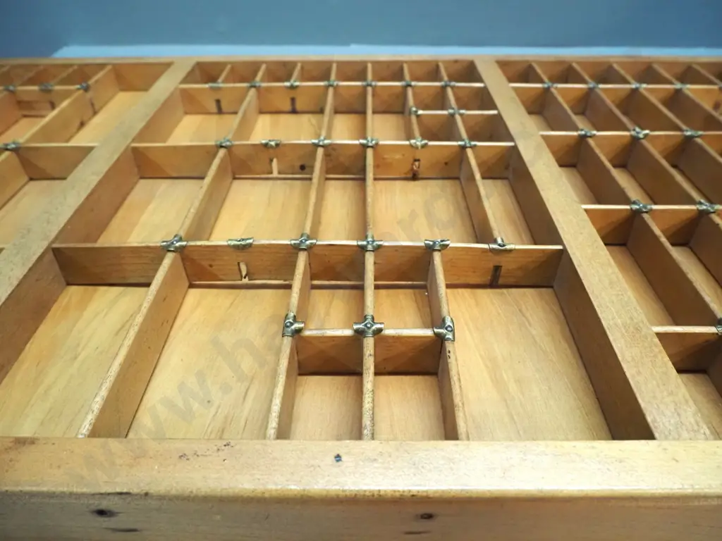 vintage printing type tray with brass reinforcing, has holes drilled for wall mounting L-845 W420 Image 1++