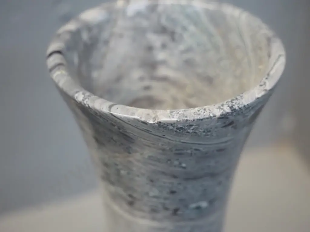 2 travertine swirled marble vases - taller is H-310 D-90 at base, small chip to rim Image 1++