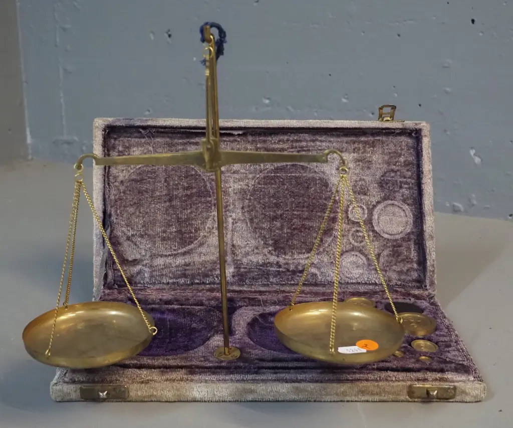 set of scales marked Made in India, w/ brass weights, in fabric covered case with one clasp missing L300 W160 Image 1++
