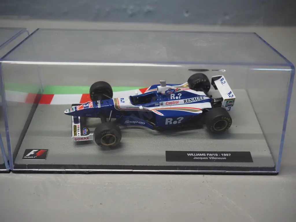 3 die-cast 1:43 scale Formula 1 racing cars - 1992 Nigel Mansell, 1994 Michael Schumacher, 1997 Jacques Villeneuve Image 1++