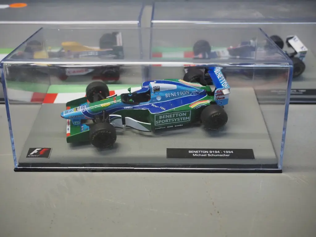 3 die-cast 1:43 scale Formula 1 racing cars - 1992 Nigel Mansell, 1994 Michael Schumacher, 1997 Jacques Villeneuve Image 1++
