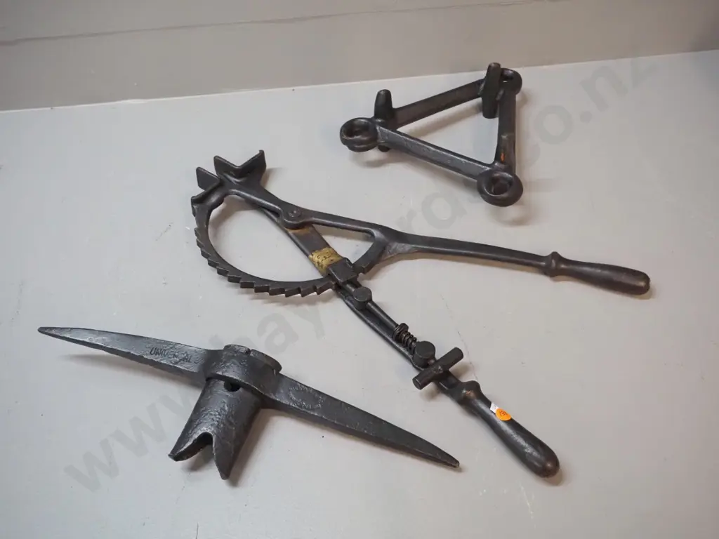 3 vintage cast iron items - Hardy Pick 'Universal' pick-axe head, ratchet spring loaded spreader L530 & triangular item Image 1++