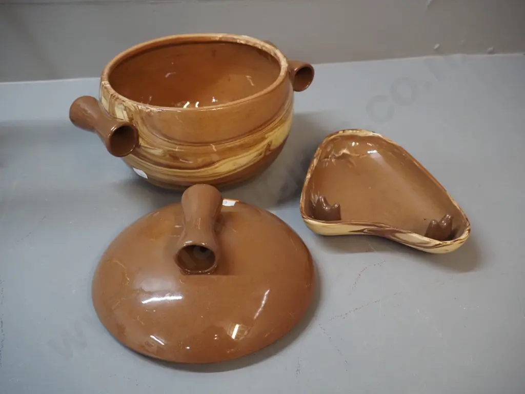 2 pieces of Te Rona pottery - lidded casserole with hollow scroll handles H170 W240 and ash-tray Image 1++