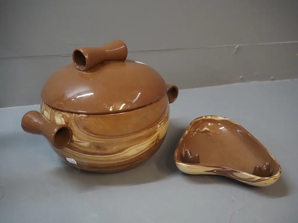 2 pieces of Te Rona pottery - lidded casserole with hollow scroll handles H170 W240 and ash-tray Image 1++