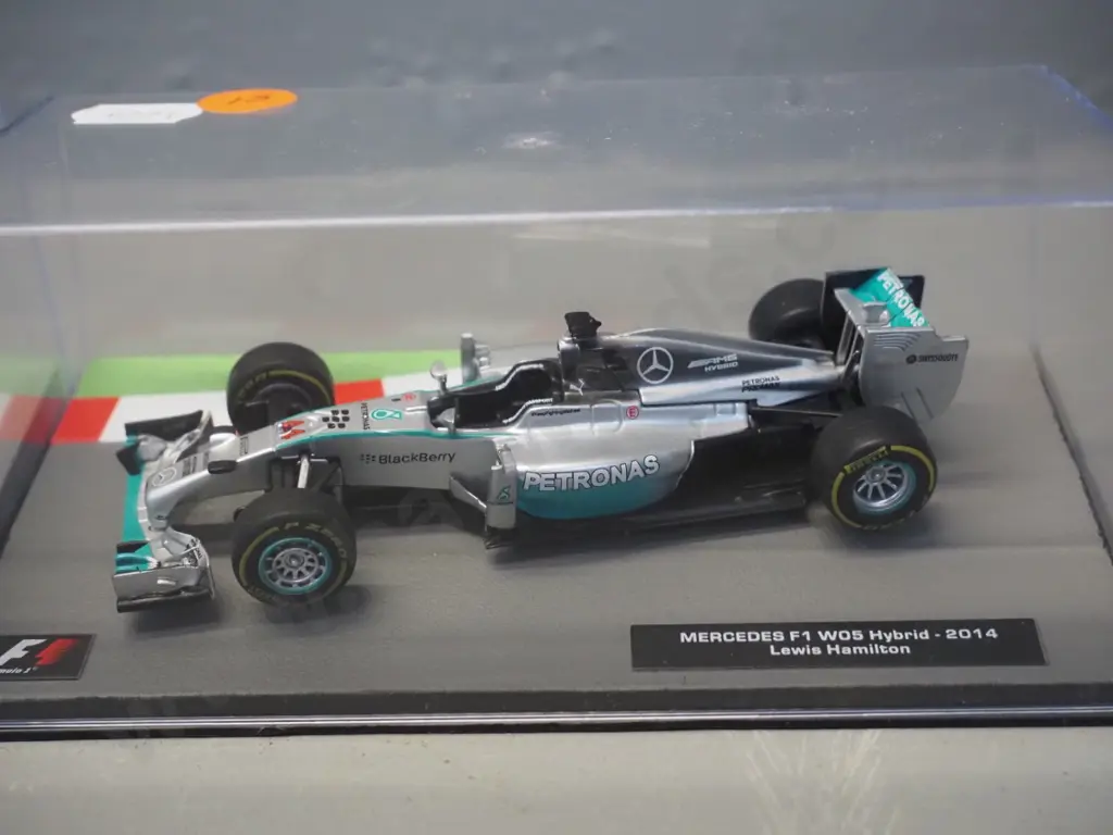 3 die-cast 1:43 scale Formula 1 racing cars - 2014 Lewis Hamilton, 2013 Sebastian Vettel, 2015 Sebastian Vettel Image 1++