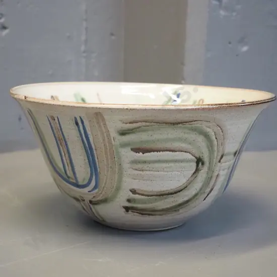 Sally Vinson New Zealand studio pottery bowl H-130 D-255