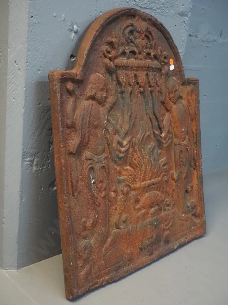 heavy cast iron plaque - classical motif, 2 people and a fawn - surface corrosion and patina H560 W460 Image 1++