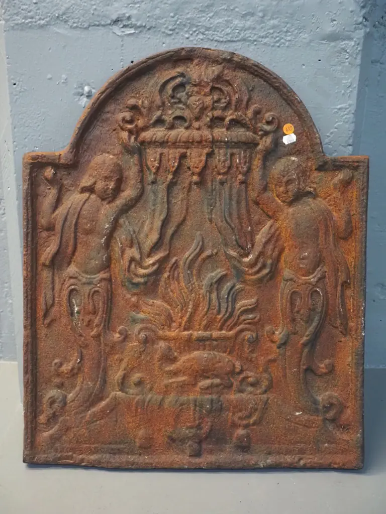 heavy cast iron plaque - classical motif, 2 people and a fawn - surface corrosion and patina H560 W460 Image 1++