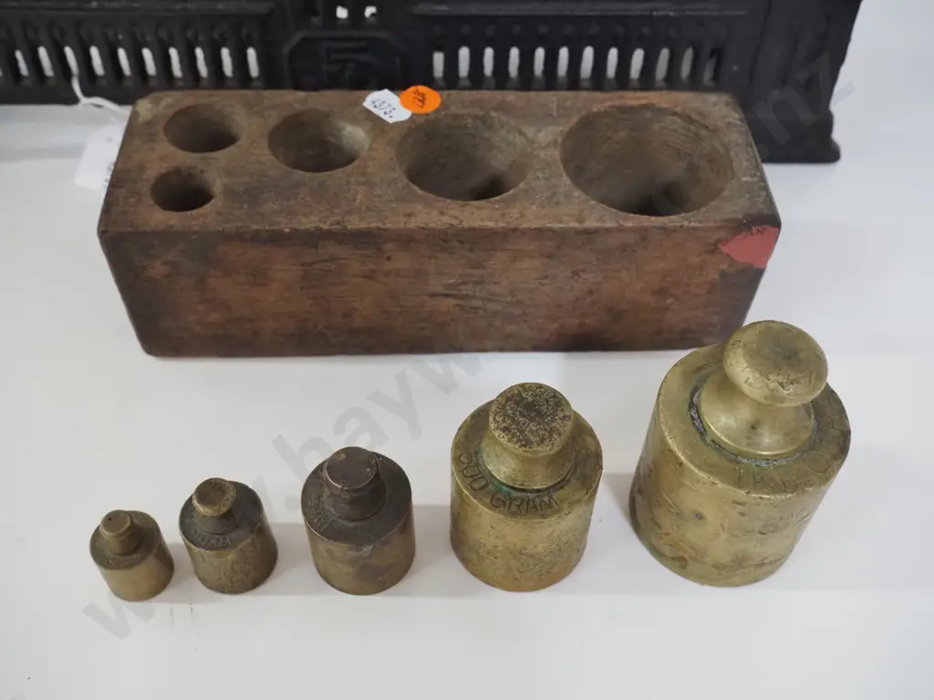 vintage cast iron balance scales with brass pouring basin and set of weights in wooden stand W-400 D-110 Image 1++