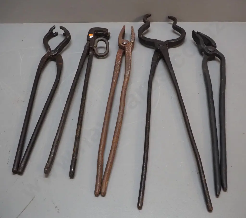 5 vintage forge / blacksmith's tools - longest is 810 Image 1++