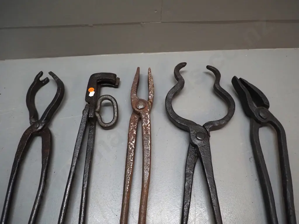 5 vintage forge / blacksmith's tools - longest is 810 Image 1++