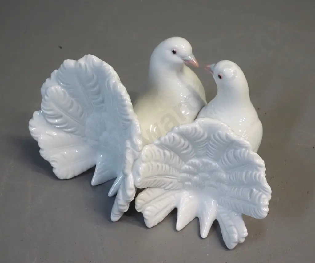 Lladro figurine - pair of sitting doves H-130 W-220 Image 1++
