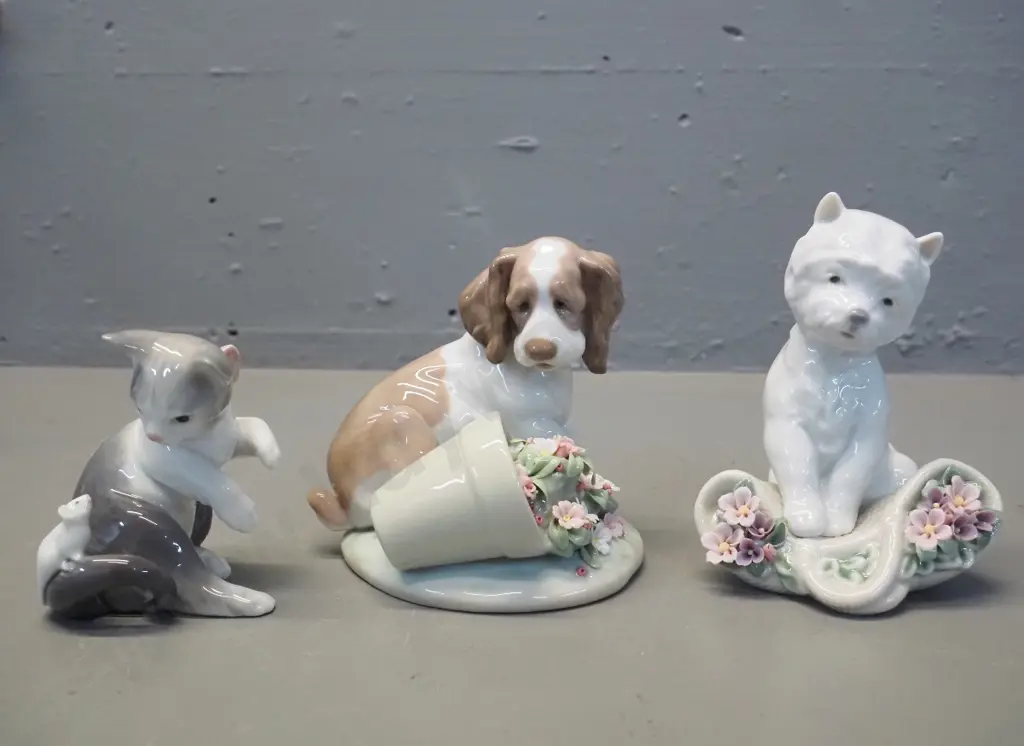 3 small Lladro animal figurines - 2 dogs with flowers H-140 and a cat with mouse Image 1++
