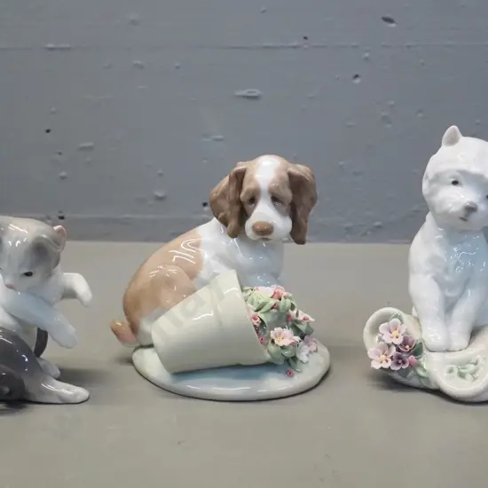 3 small Lladro animal figurines - 2 dogs with flowers H-140 and a cat with mouse