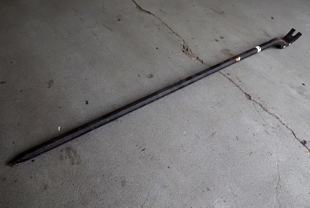 very large cast iron forge bar / lifter L-1670 Image 1++