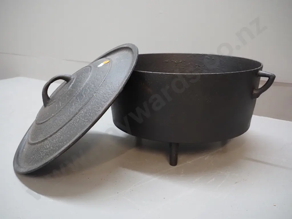 large cast iron 3-footed lidded camp oven H-200 D-350 Image 1++