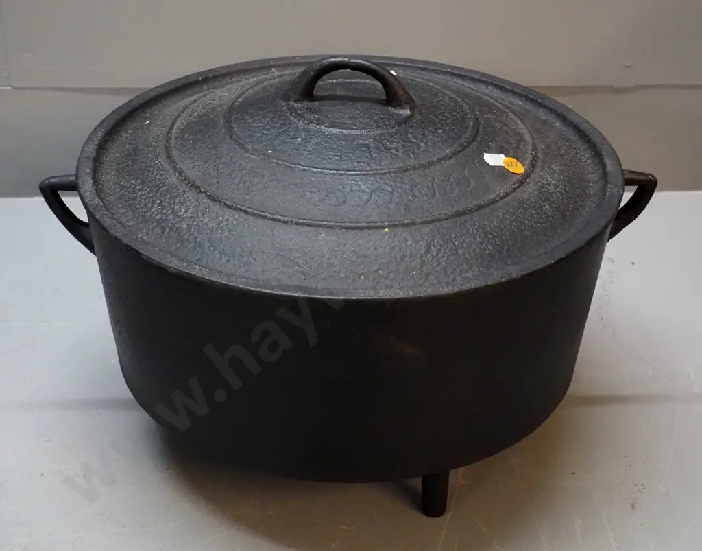 large cast iron 3-footed lidded camp oven H-200 D-350 Image 1++