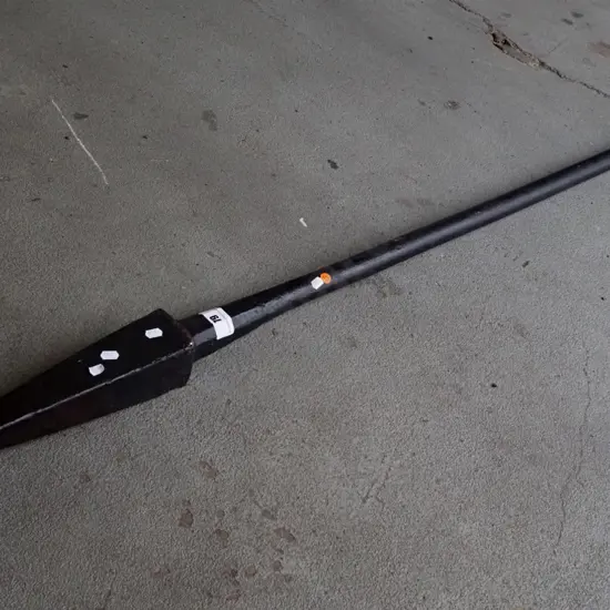 very large cast iron arrow-head forge bar L-1600