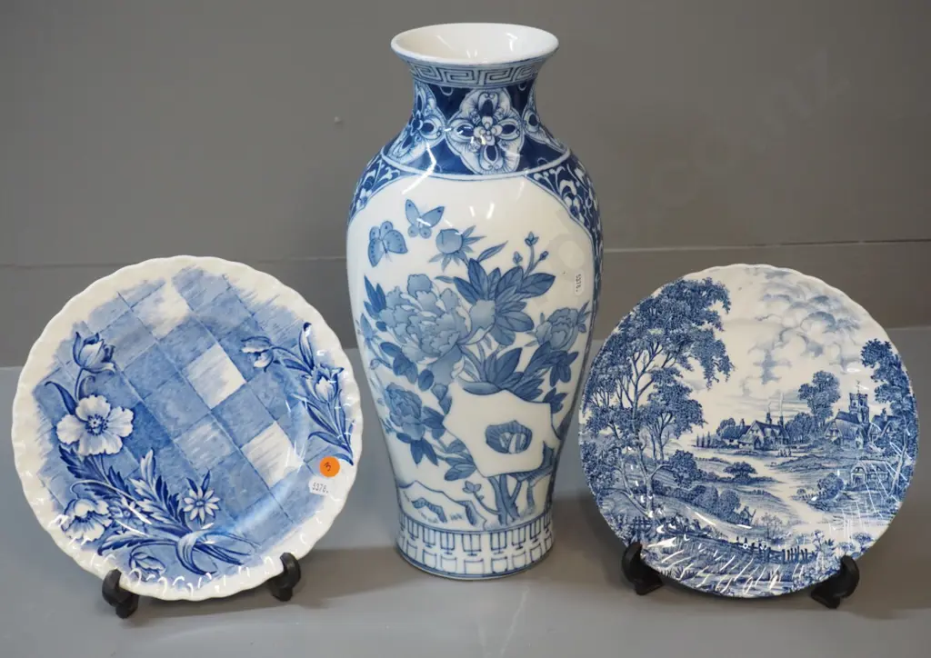 Grindley and Ridgways blue & white plates and a Chinese blue & white vase H-380 Image 1++