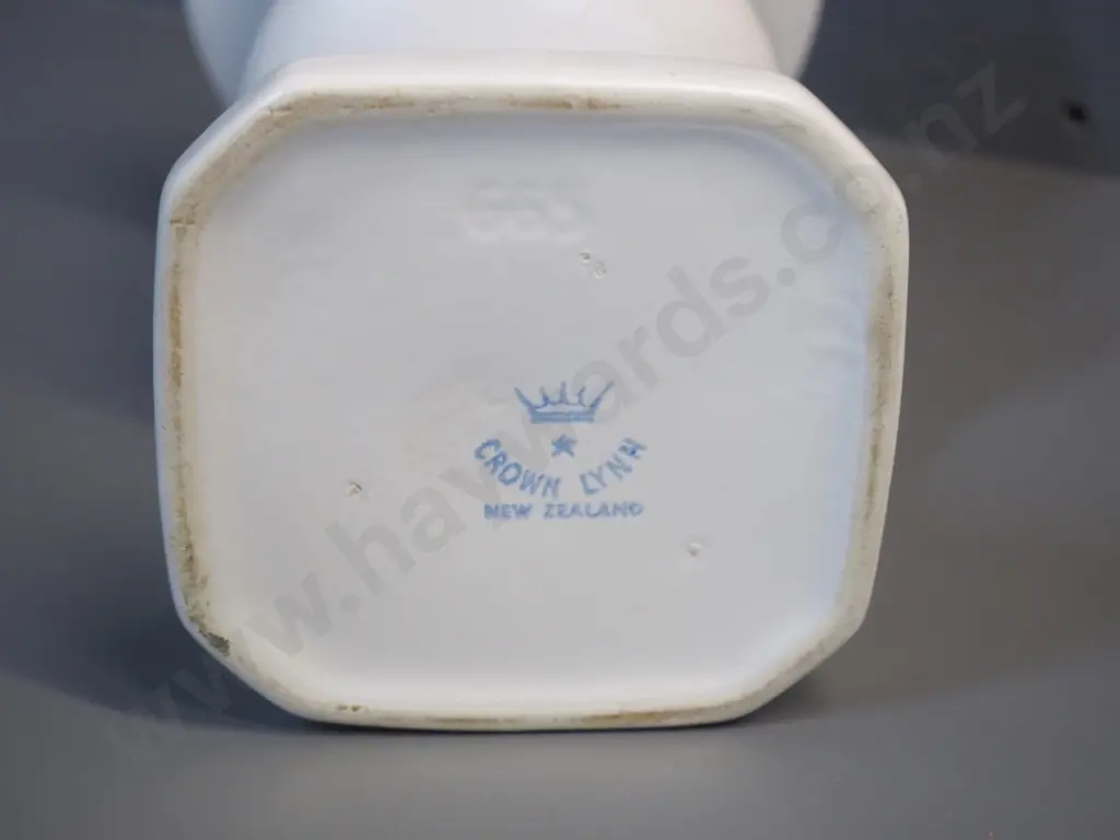 white Crown Lynn urn vase No 665 H-200 Image 1++