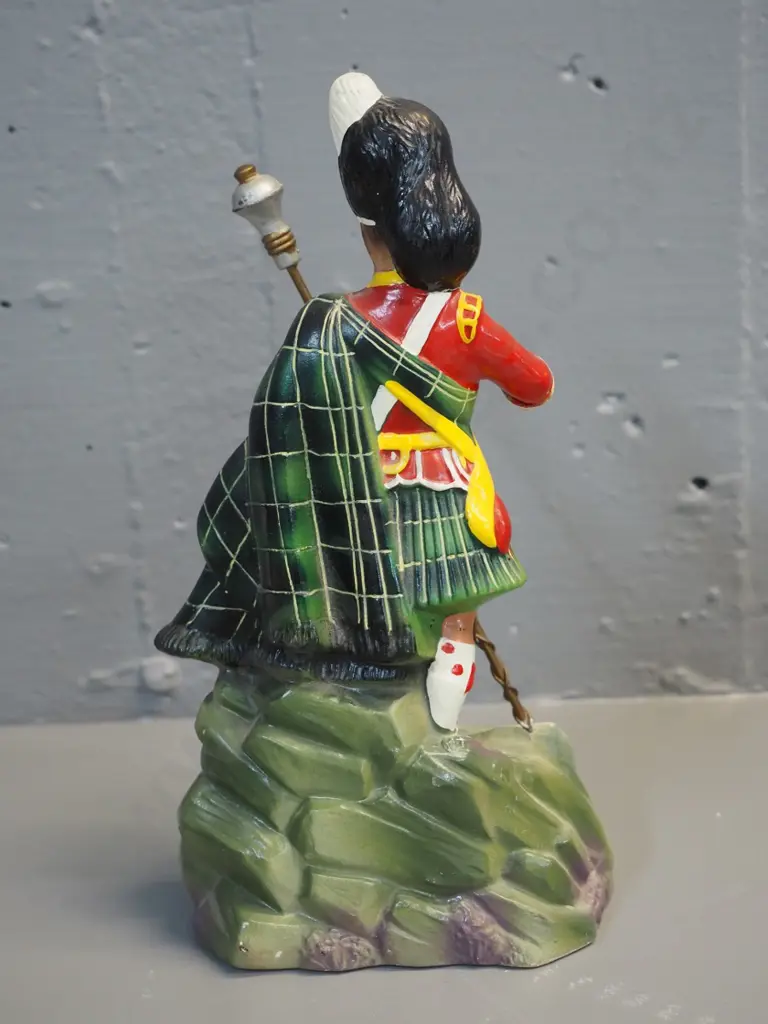 whisky advertising Scottish piper display figure H-250 (logo missing but likely Dewar's) Image 1++