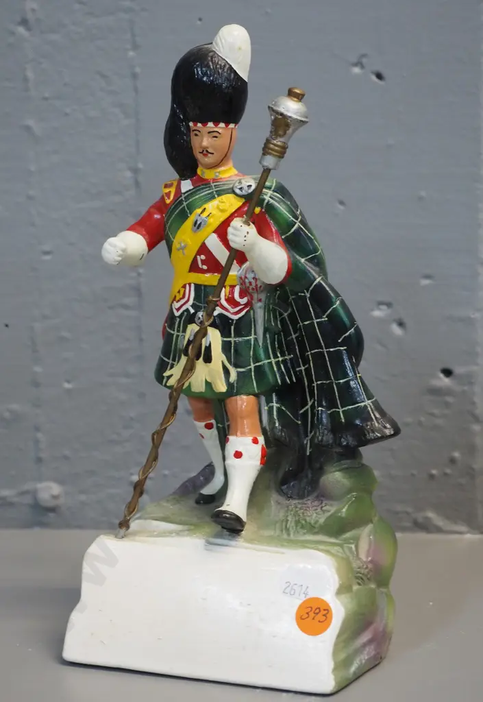 whisky advertising Scottish piper display figure H-250 (logo missing but likely Dewar's) Image 1++