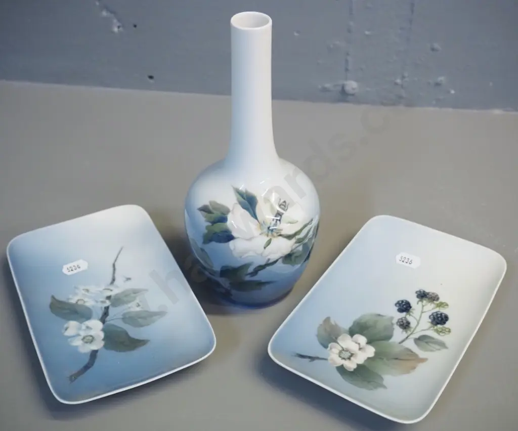 3 pieces Royal Copenhagen - large bud vase with apple blossom motif H200 & 2 dishes with blossom motif Image 1++