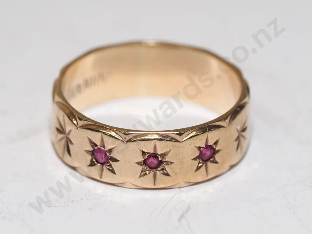 9ct ring with 3 rubys stamped 9ct Image 1++