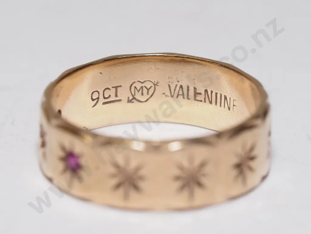 9ct ring with 3 rubys stamped 9ct Image 1++