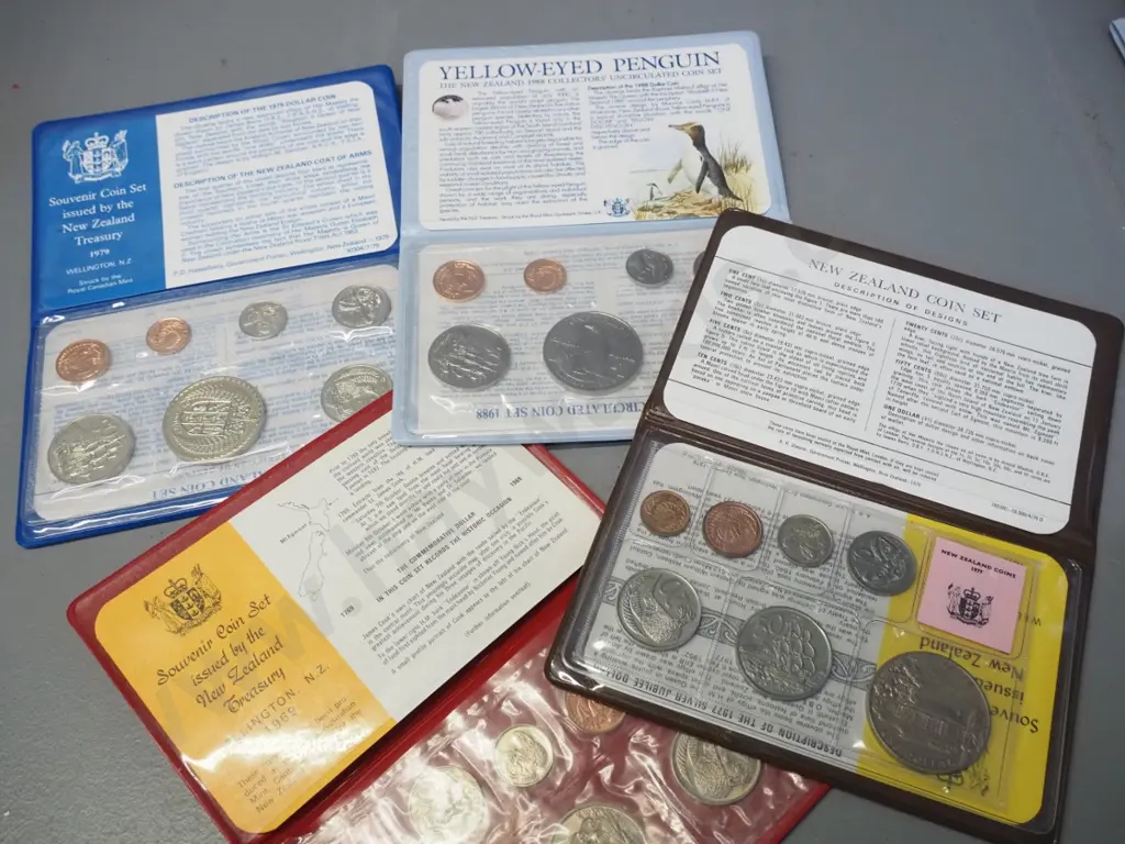 4 New Zealand uncirculated coin sets - 1969, 1977, 1979, 1988 Image 1++
