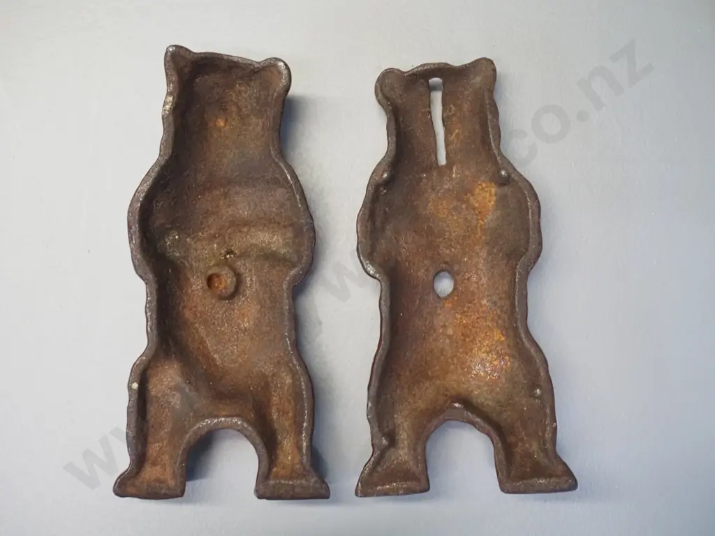 cast metal bear money box - enamel finish, missing joining screw H-155 W-65 Image 1++