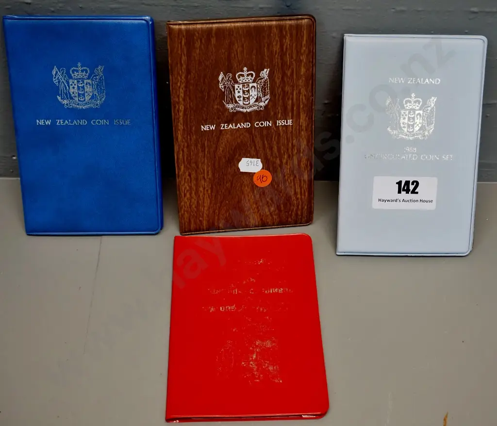 4 New Zealand uncirculated coin sets - 1970, 1982, 1988, souvenir coin set Image 1++
