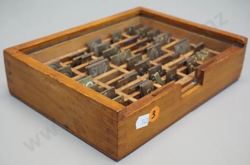 set of brass engraved letter pieces in wooden box with dividers, no lid - box is H-50 W-200 D-150 Image 1++