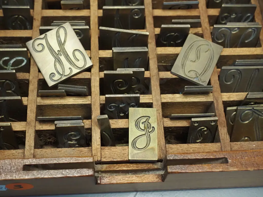 set of brass engraved letter pieces in wooden box with dividers, no lid - box is H-50 W-200 D-150 Image 1++