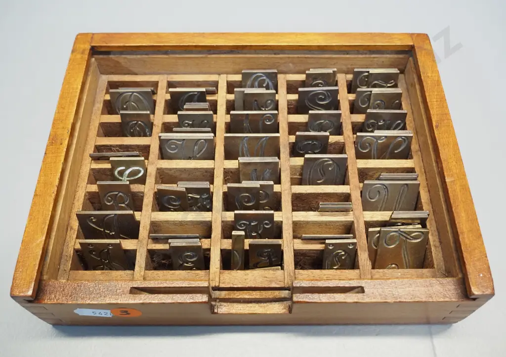 set of brass engraved letter pieces in wooden box with dividers, no lid - box is H-50 W-200 D-150 Image 1++