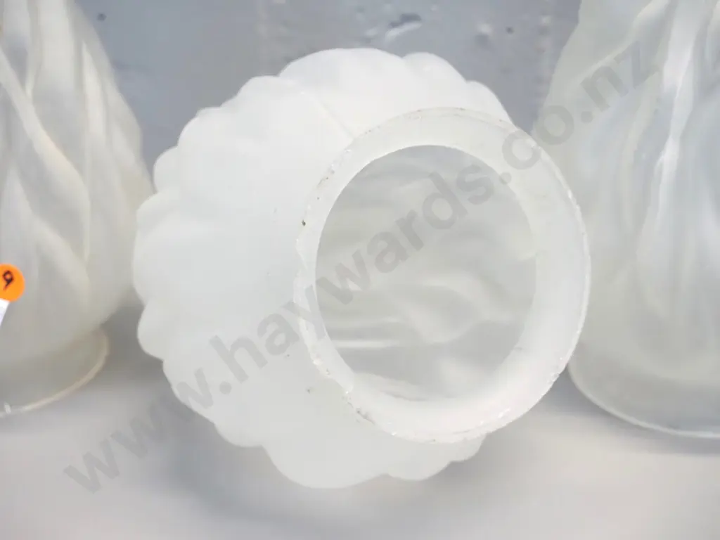 4 frosted glass flame-shaped light shades - slight chipping around fitting rim - H-190, fitting rim D-110 Image 1++
