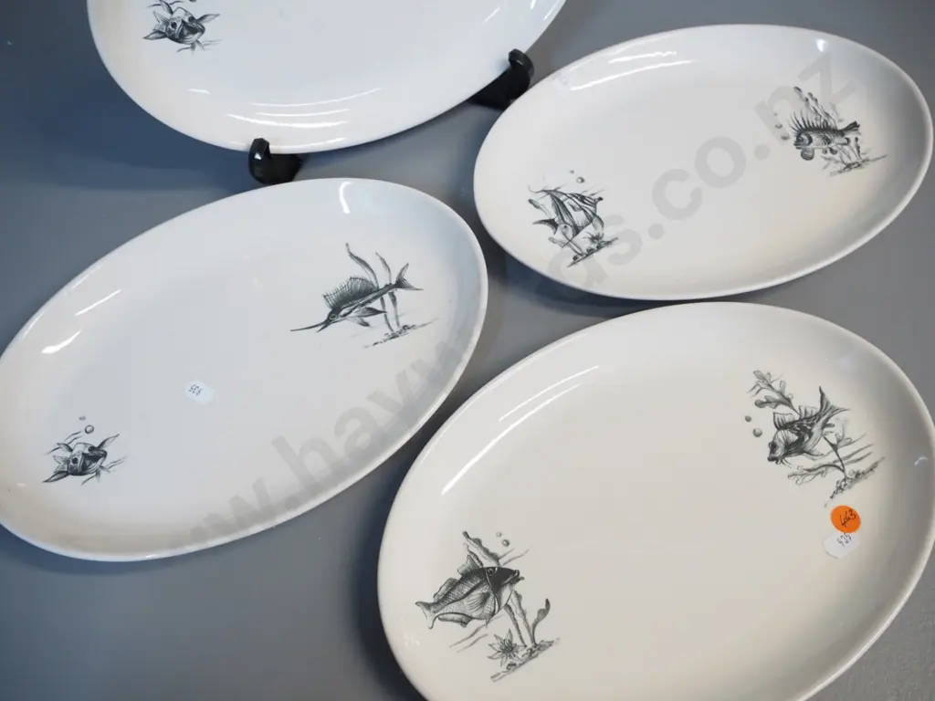 4 Crown Lynn oval black and white fish motif plates L-290 W-210 Image 1++