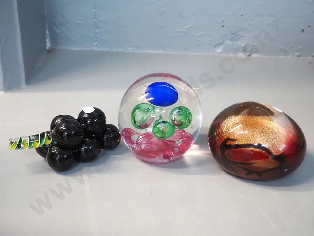 3 pieces of art glass - 2 paperweights, one marked Signature Style By Murphy's D85, and a grape bunch ornament Image 1++