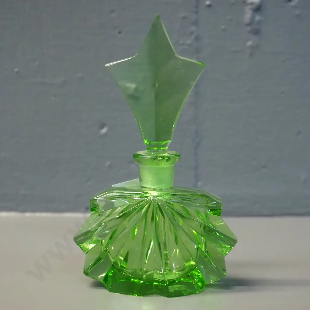green uranium glass stoppered scent bottle H-130 Image 1++