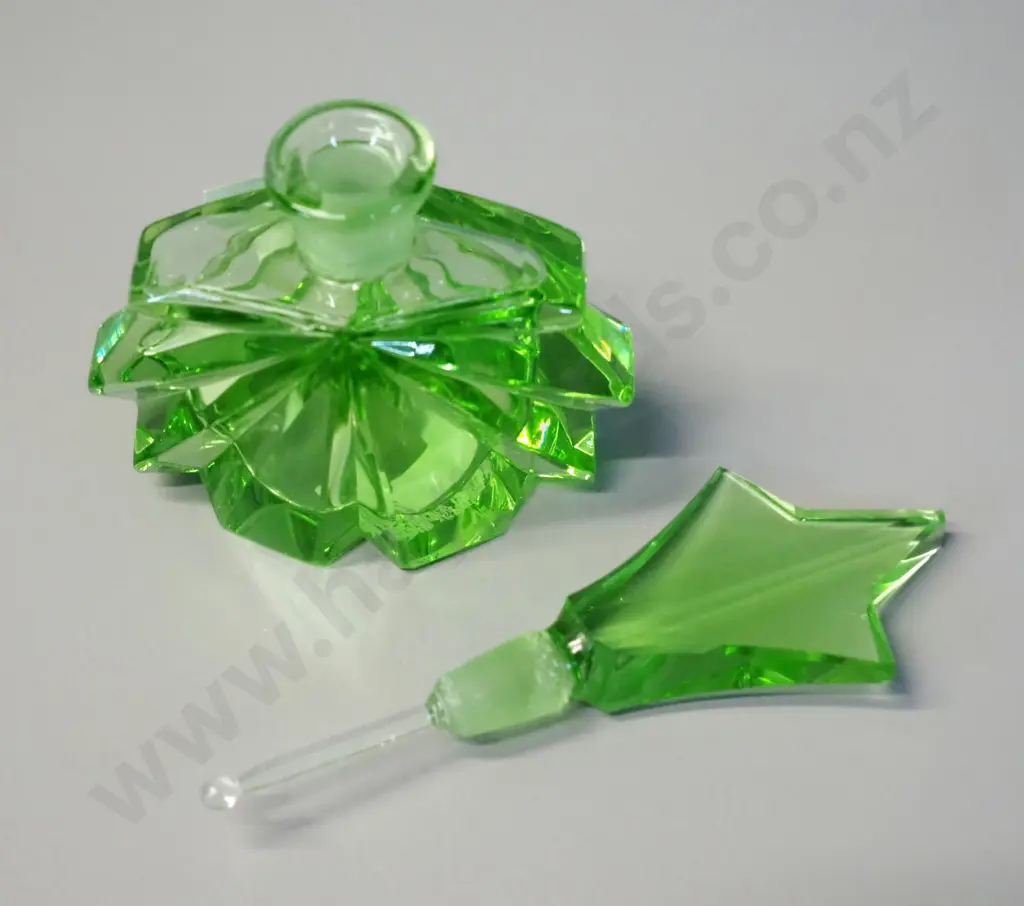 green uranium glass stoppered scent bottle H-130 Image 1++