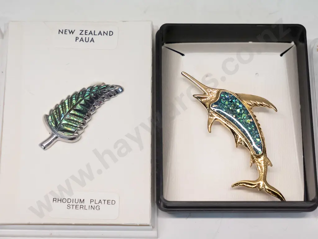 2 paua shell brooches & 2 tie pins Image 1++