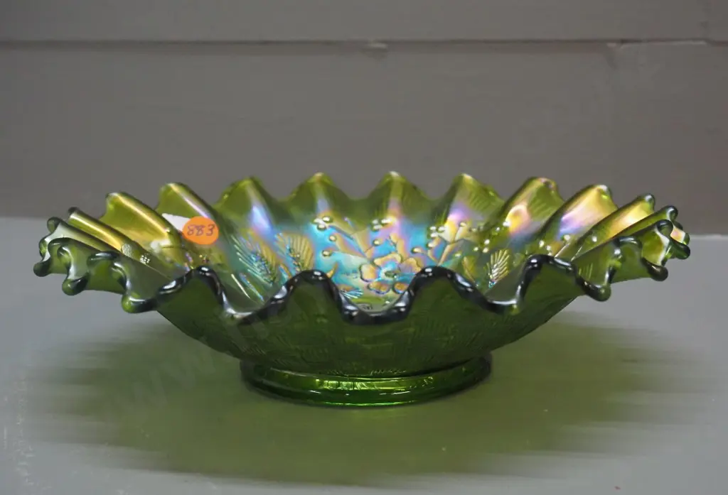 green carnival glass bowl with "Good Luck" horseshoe motif D-220 Image 1++