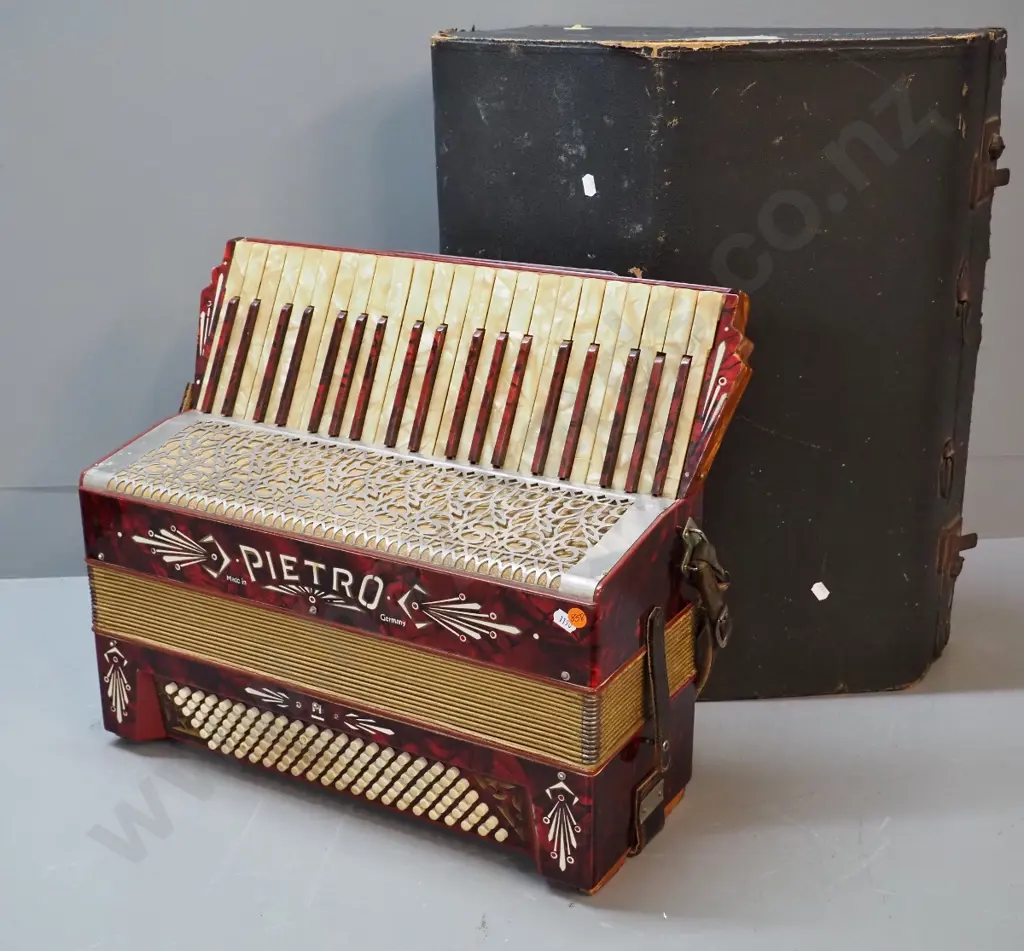 Pietro piano accordion - a few keys lifted. With case Image 1++