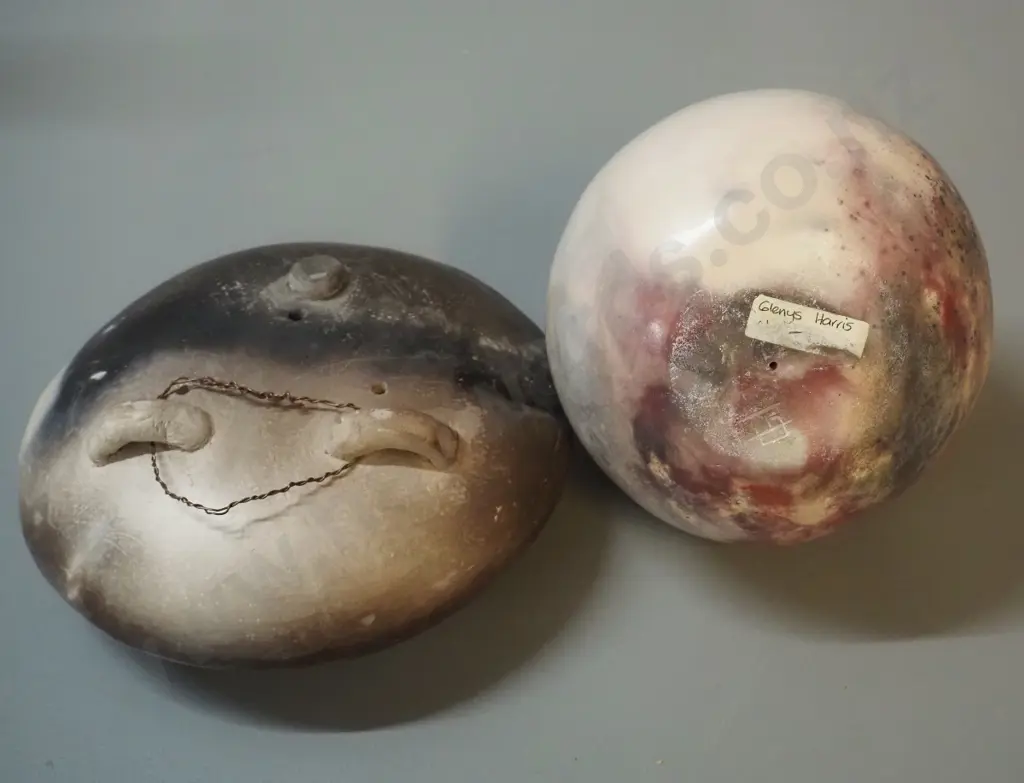 2 pieces of studio pottery - ball shaped one marked Glenis Harris D-150, other is wall-hanging disc, no maker's mark Image 1++