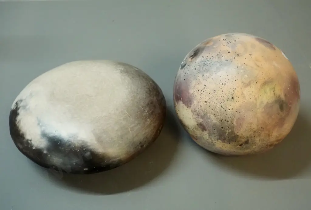 2 pieces of studio pottery - ball shaped one marked Glenis Harris D-150, other is wall-hanging disc, no maker's mark Image 1++