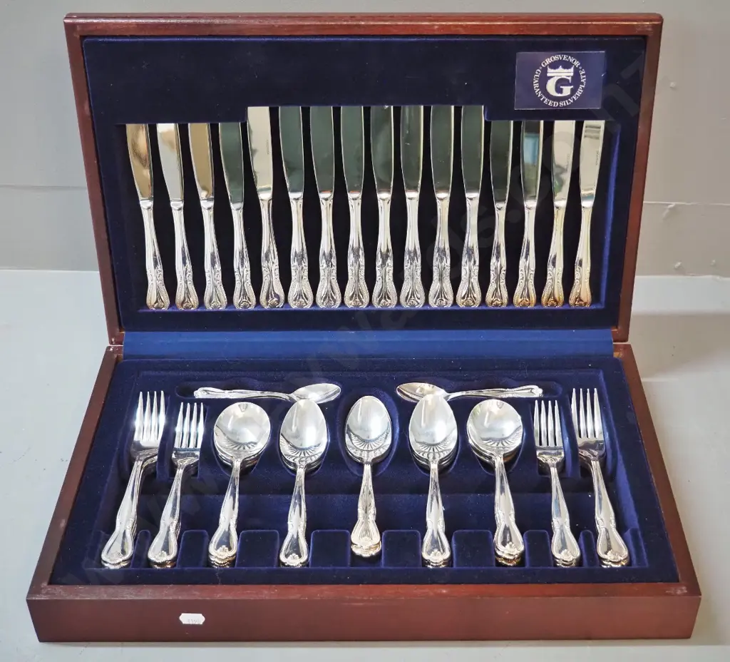 wooden canteen of Grosvenor plated cutlery - 8 place, in as-new condition Image 1++