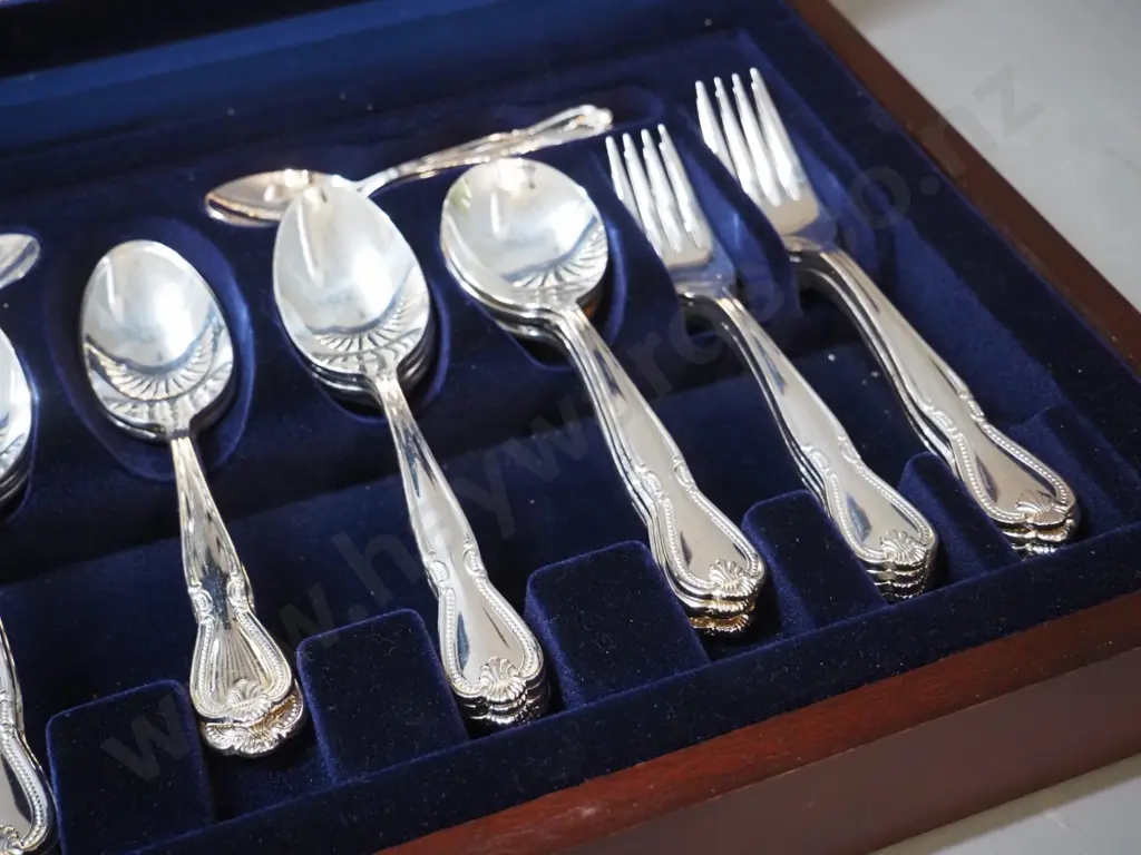 wooden canteen of Grosvenor plated cutlery - 8 place, in as-new condition Image 1++