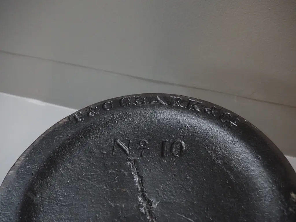 heavy cast iron mortar and pestle - some flaking paint and corrosion, stamped T&C Clark & Co No. 10. H-210 D-255 at rim Image 1++
