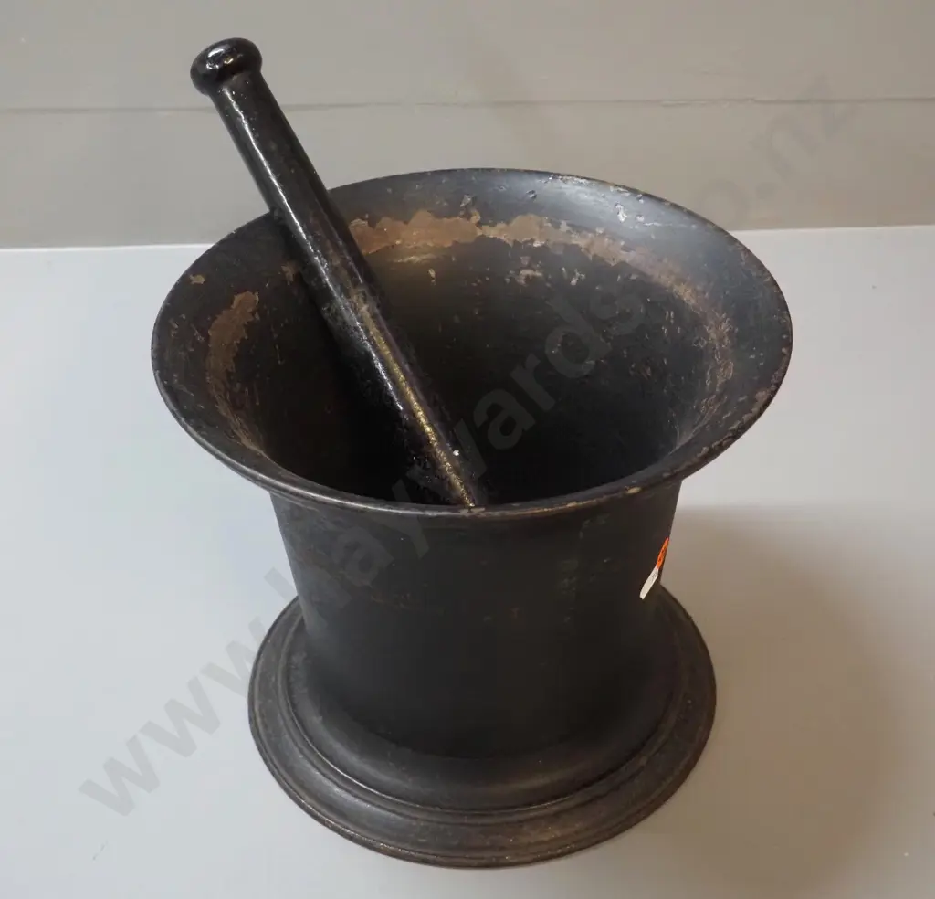 heavy cast iron mortar and pestle - some flaking paint and corrosion, stamped T&C Clark & Co No. 10. H-210 D-255 at rim Image 1++