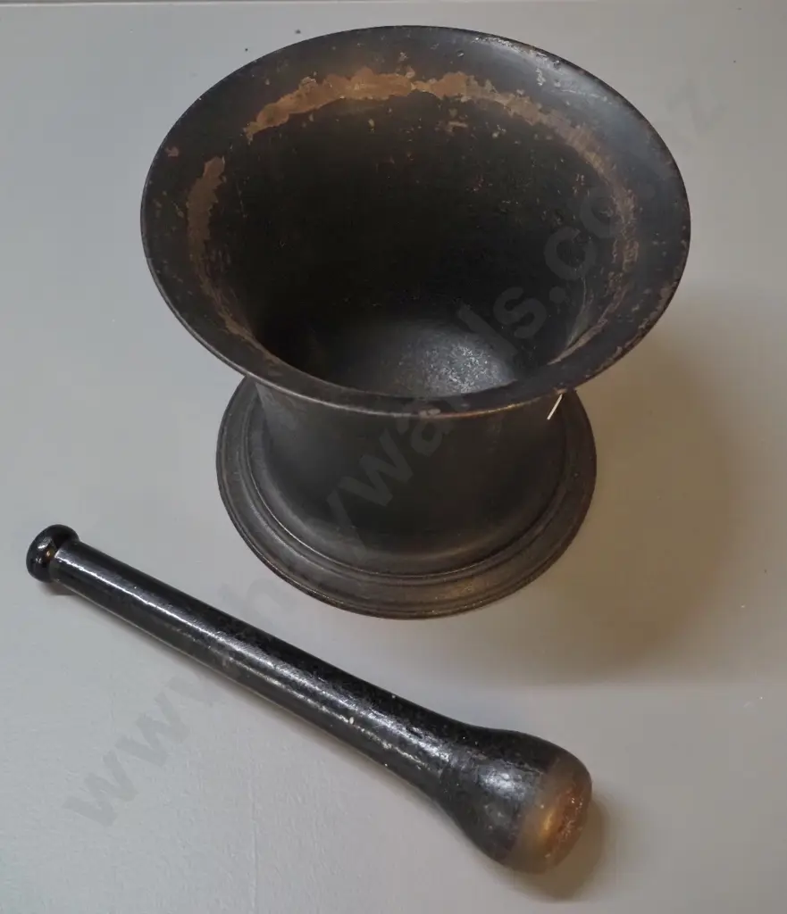 heavy cast iron mortar and pestle - some flaking paint and corrosion, stamped T&C Clark & Co No. 10. H-210 D-255 at rim Image 1++